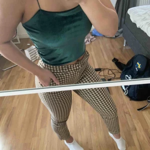 Satin topp - Fin lite längre ”crop top” i sammet som glittrar fint i ljuset. Köpt på Nelly. Storlek M men passar som en S. Mitt pris 50kr + frakt. 