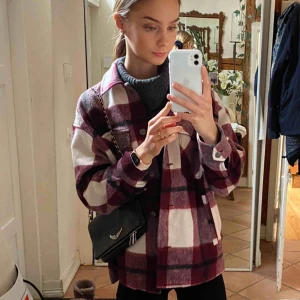  - Säljare min populära jacka ifrån zara då den inte kommer till användning längre. Använd nu i början av året men den är i väldigt bra skick. Frakt tillkommer!💓