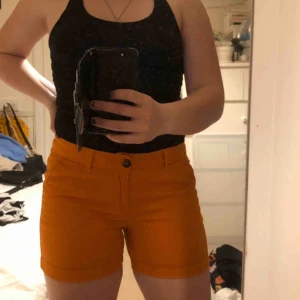 Orange shorts - Super fina orangea shorts i storlek 36 från Lindex! sparsamt använda, säljer eftersom att dom är för små för mig. Bara att skriva för fler bilder!🥰 frakten kostar 44 kronor