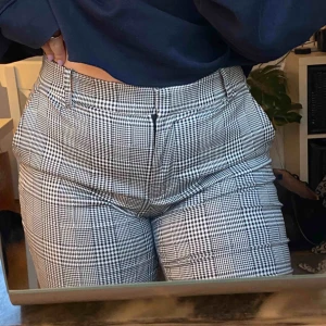  - Super sköna stretchiga kostymbyxor ifrån H&M, använda 1 gång. Storlek 42 men känns mer som 40.