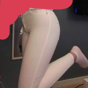  - Jätte fina nya vite jeans från Gina ändats använda e. gång dom är lågmidjade typ.  Dom har inga fläckar ellr nåt. 