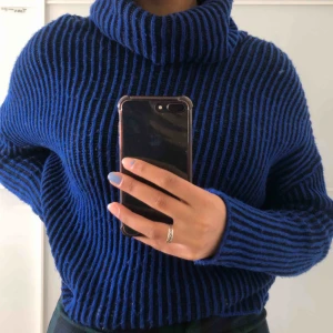  - Blåsvart stickad tröja med stor mysig krage.   Köparen står för frakt, kan mötas i centrala sthlm 