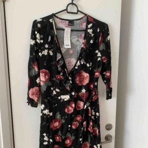  - Oanvänd klänning från GinaTricot. Säljer pga köp i två olika storlekar. Har fått många komplimanger för denna✨ 