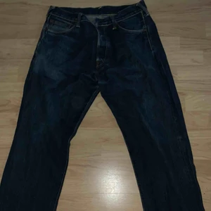  - PRIS INKL FRAKT!!! Skit coola evisu jeans, as bra skick, inga slitningar. Storlek 34 men sitter snyggt me skärp om man är tjej!