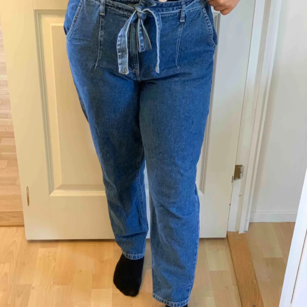 Perfekta jeansen för den som gillar att styla! Köpta i istanbul och är endast använda EN gång( en storlek för stora mig mig☹️). Sitter dock som en smäck för det rätta! Storlek: W 32/42. Jeans & Byxor.