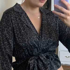  - FRI FRAKT  Superfin blus från bikbok, använd men fint skick fortfarande. 