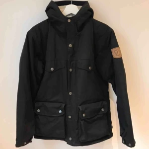  - Svart Fjällrävenjacka i fint skick. Nypris 3499kr. Pris kan diskuteras vid snabb affär. Köpare står för fraktkostnad.