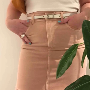 Smutsrosa jeanskjol -  Jättefin smutsrosa jeanskjol med fransar från Hennes❣️ aldrig använd endast testad pga för liten för mig men på bilden ser man hur den passar på M. 