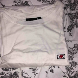  - Säljer nästa alla mina merches så kolla gärna in min sida! Vill du köpa flera plagg kan vi sätta ihop ett paketpris. Skicket är använd. Hör av er vid minsta intresse, priset kan diskuteras vid snabb affär!!