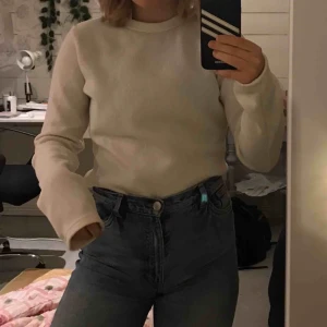  - Vit ribbad tröja💞 strl L men känns som S, använd  max 2 ggr, frakt ingår i priset. Lite nopprig