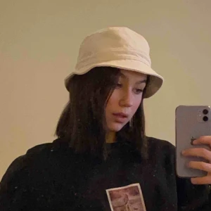  - Säljer dennna finfina buckethaten från skagens museum i beige! Ni står för FRAKT 🚚 