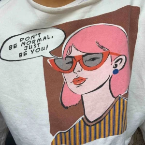  - Jätte fin vit långärmad tröja men ett jätte snyggt tryck på, köpt på zara  Säljer för 180+frakt 