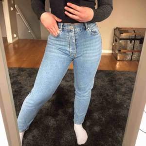 Blåa ”boyfriend” jeans ifrån bikbok. Storlek S. Köparen står för frakt💕