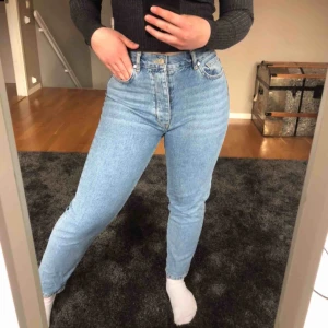  - Blåa ”boyfriend” jeans ifrån bikbok. Storlek S. Köparen står för frakt💕