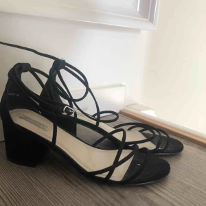  - superfina snörade klackar från Nelly. Använt endast en gång. Super sköna att gå i men säljs för att de inte kommer till användning.