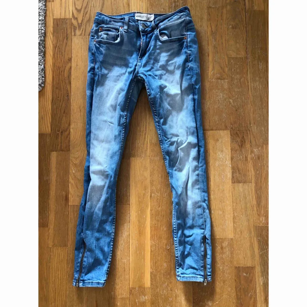 Ljusblåa jeans ifrån Gina Tricot med dragkedjor i benen. Storlek S men stretchigt material så passar även en M. Frakt 60 kr. Jeans & Byxor.
