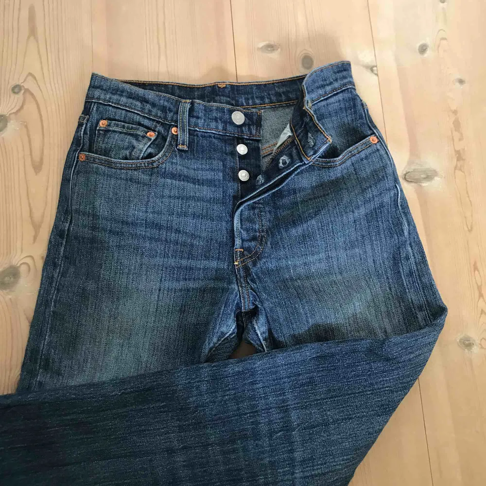 Supersnygga trendiga Levis 501 jeans i momjeans-modell. Köpta för flera år sedan så har tyvärr växt ur dem, men i jättefint skick! Försluts med knappar i midjan. Står storlek S men skulle snarare säga XS. Kan skicka mått i privat chat om det önskas.🥰. Jeans & Byxor.