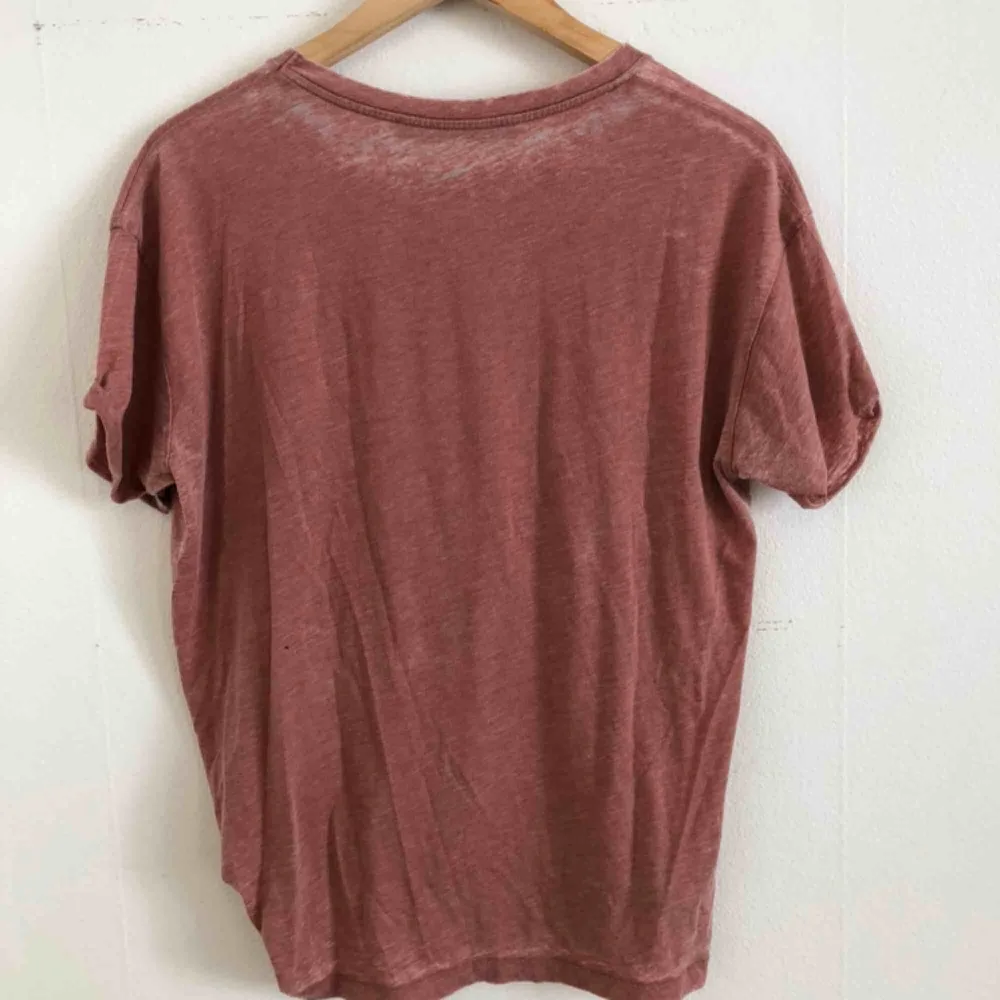 🔹 Tshirt från Allsaints i uttvättad rosa färg med drapering nedtill. 🔹 Köparen står för fraken, 42 kr. 🔹 Hämtas annars upp i Vasastan.. T-shirts.