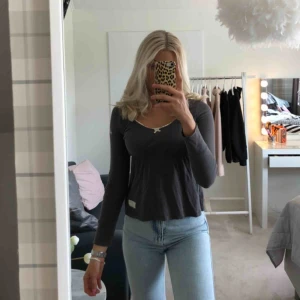  - En grå långärmad finare tröja från Odd Molly med resår under bysten och vit spets runt urringningen. Denna är en storlek 0 från odd mollys egna storlekar men passar mig superbra som är XS/S.🖤