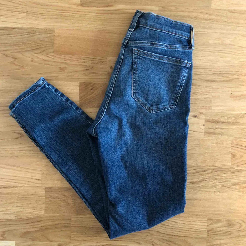 Mellan blå jeans med hög midja i modellen Jamie från Topshop. Mycket fint skick. Stretch. Strl W26 L32. Frakt ingår i priset. . Jeans & Byxor.