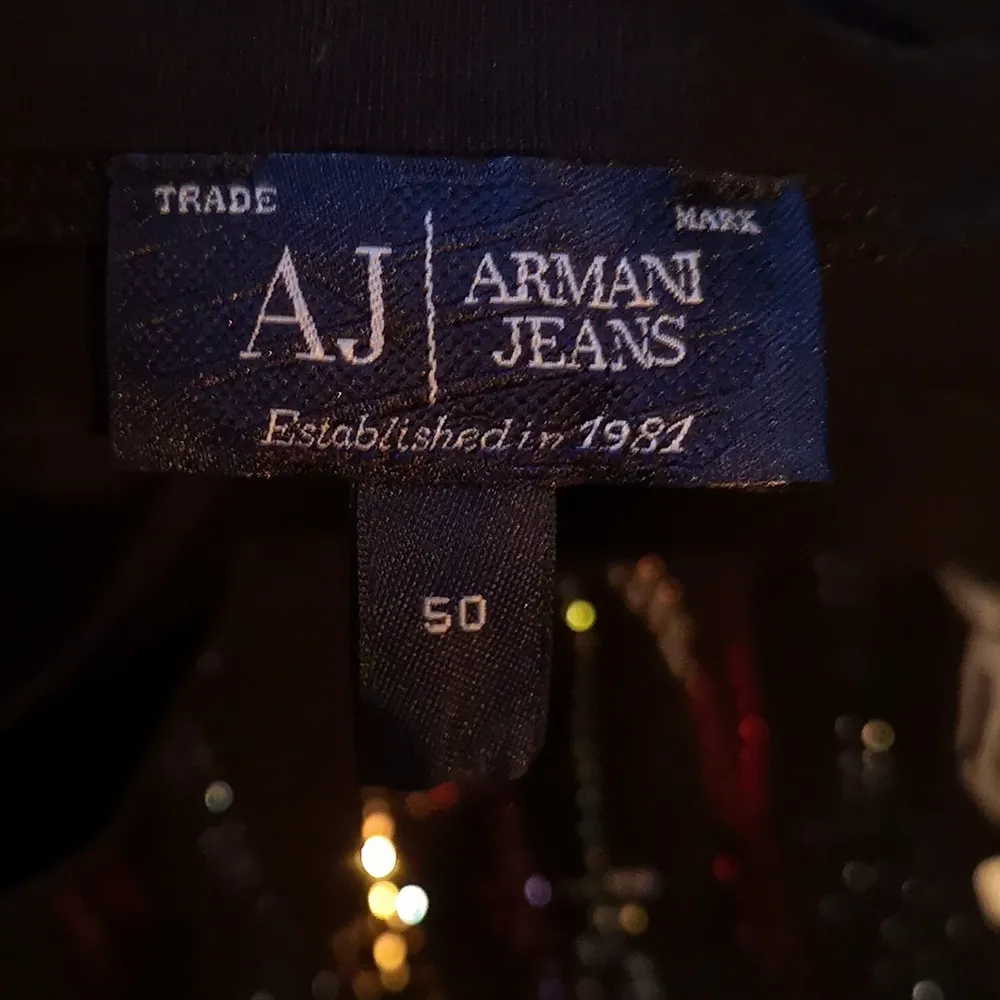 Armani-tröja med alla strass-stenar kvar, står Armani jeans på och är i storlek 50, tror modellen är väldigt tight och stretchig så passar många beroende på hur man vill att den ska sitta. På mig sitter den halvlöst men snyggt. Frakten ligger på 44 kr👍😊. Toppar.