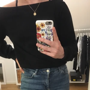 Off shoulder tröja - Fin svart off shoulder tröja från Gina. Storlek S. Fint skick, sparsamt använd. Köparen står för frakt 📦 