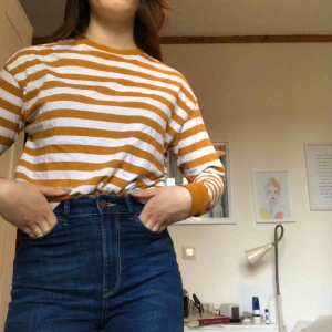 - En basic randig långärmad tröja från Hm. Köparen står för frakten🥰