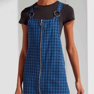  - Blårutig klänning från the ragged priest. Knappt använd, så toppenskick! Frakt på 40 tillkommer.