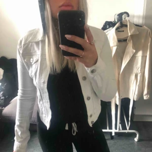  - Säljer en jeansjacka i vitt, aldrig använd från HM. 
