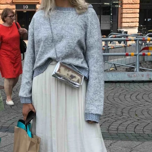  - Ljusgrå lite stickad tröja från ZARA. Superskön är den!!