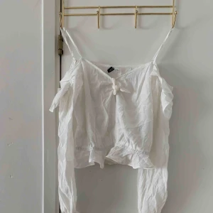  - Fin sommartopp med lite off shoulder känsla. Från HM