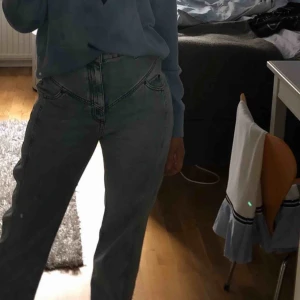  - Märke: Sandro Paris Storlek: 38 Sparat vatten: 6 200 liter Sparat CO2: 4,7 kg Spårbar frakt: 63 kg Pris: 850 kr