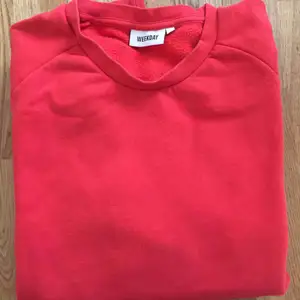 Fin röd tröja från Weekday