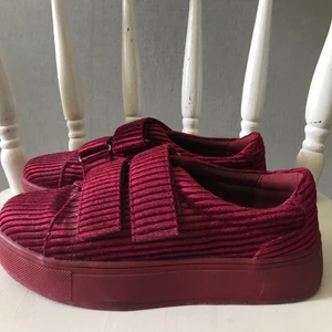 Vinröda skor från NAKD strl 36 - Vinröda skor från NAKD i storlek 36 (lite stora i storleken) Använda fåtal gånger och är i bra skick. Köpta 2019.