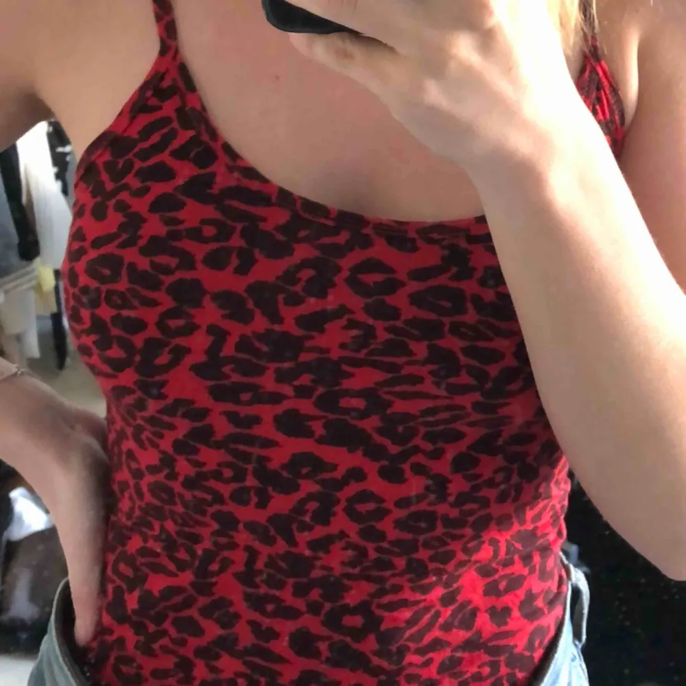 body från missguided i röd leopard. måttligt använd. 80kr inklusive frakt 🥰. Toppar.