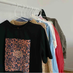  - •köparen står för frakt!🌸 • svart t-shirt med leopard tryck •ursprungs pris ca 100kr •trycket på plagget är inte i samma material som resterande delen av T-shirten, trycket är mer glansigt •Kontakta mig för fler bilder!!