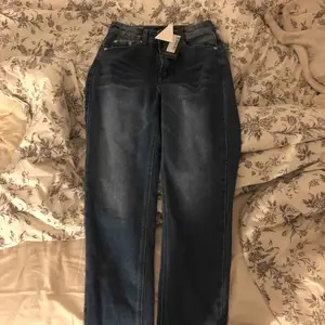Mom jeans från pretty little thing storlek 34/XS Helt oanvända! Säljer pgd av att dom e för stora för mig 
