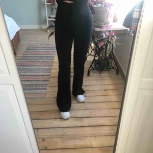  - Bootcut kostymbyxor från Zara! Aldrig använda endast testade. Jag är ca 167 och dem är på gränsen  för för långa men de funkar! 🤩🥰🥰