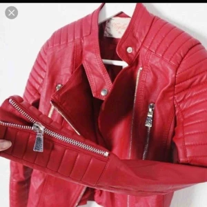  - Röd skinnjacka från Chelsea. Har inte kommit till användning hos mig och därför säljer jag den, Obs LÅNAD BILD 