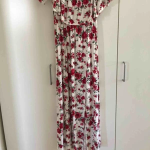  - Denna långklänning kommer från H&M och är i väldigt bra skick. Använd bara 1 gång. Fint mönster och väldigt bekväm. Storleken är i 36 och passar de flesta då den är så stretchiga. Buda på!😊