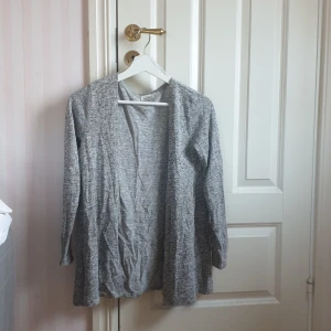 KappAhl kofta Stl. xs/s - Säljer min kofta från KappAhl då den blivit för liten. Långärmad med svart/grått tyg. Frakt tillkommer. Skriv vid intresse eller om ni har några frågor💕💕