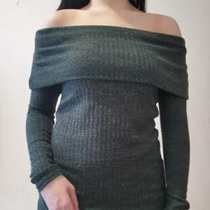 En tight ribbad off-shoulder tröja i mörkgröna färg. (Möts upp i Malmö eller +42kr frakt).