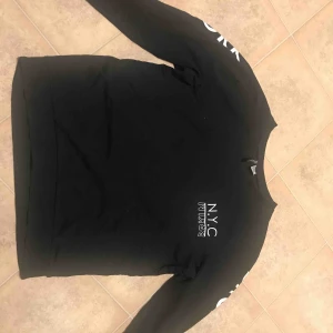  - Detta är en N.Y.C tröja från hm, jätteskön och väldigt bra skick, använd fåtal gånger