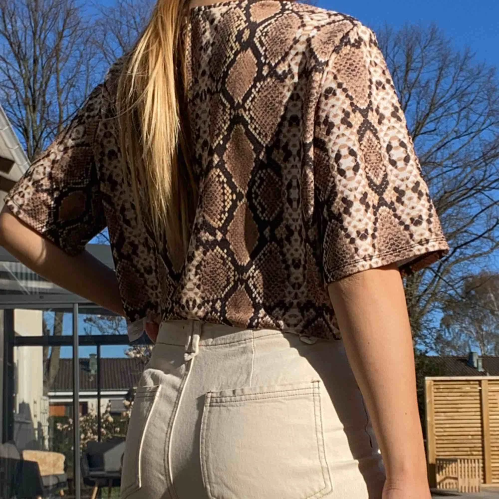 Ormskinns croptop i storlek M från Nly trend💕 Väldigt skön och snygg men kommer tyvärr inte till användning hos mig💕 frakt tillkommer på 45kr💕. Toppar.