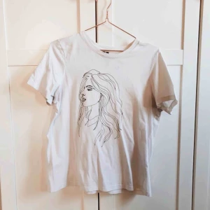  - Superfin t-shift från Vero Moda med fint tryck 💓 I fint skick, frakten ingår i priset!