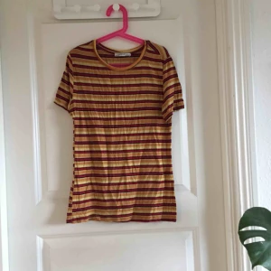 Zara t-shirt  - Priset inklusive frakt! Härlig randig t-shirt från zara. Väldigt stretchig. 