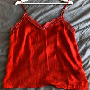 Sammets linne i röd, använd två gånger. Frakt tillkommer