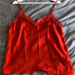  - Sammets linne i röd, använd två gånger. Frakt tillkommer