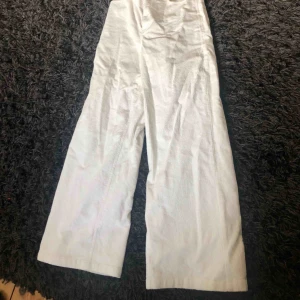  - Manchester byxor från Gina tricot. Helt nya, dem satt inte helt perfekt på mig men dem är super i kvaliten. Frakten kostar 30