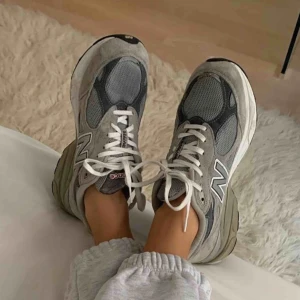  - Intressekoll på dessa begagnade New Balance. Inköpspris 2100kr. Köparen står för frakt.